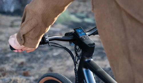 A man is checking whether the handlebar height of the Fiido electric bicycle C21 is suitable for him.